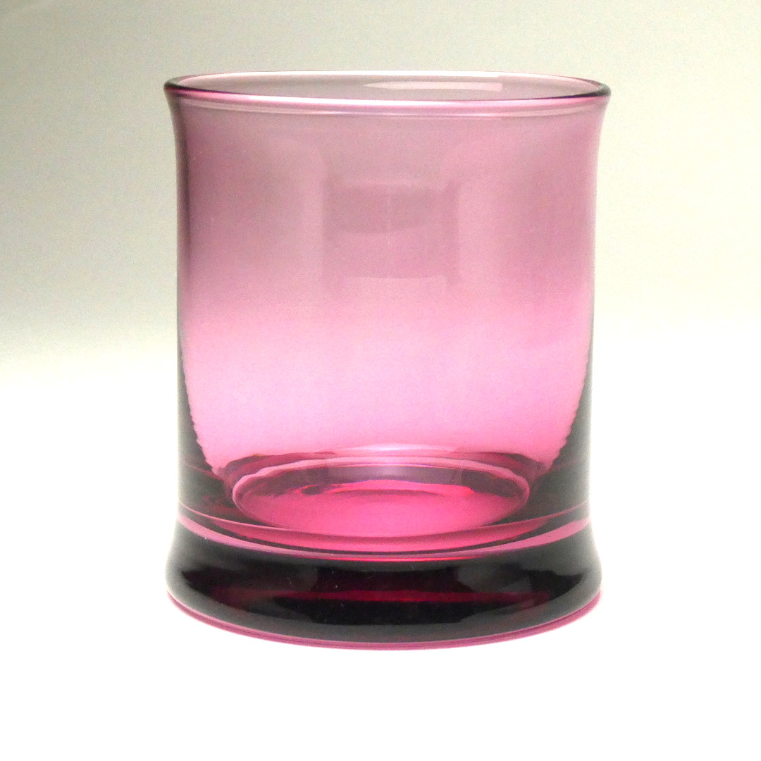 ピンク色のグラス 金赤ガラスでサクラとバラを彫る 埼玉 ガラス工芸 サンドブラスト ガラス彫刻 さいたま 蕨 東京 ブラスト工房