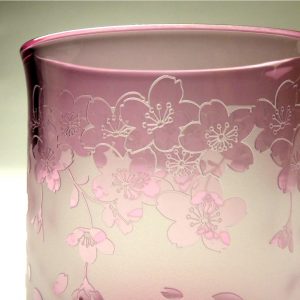ピンク色のガラス　ガラス彫刻